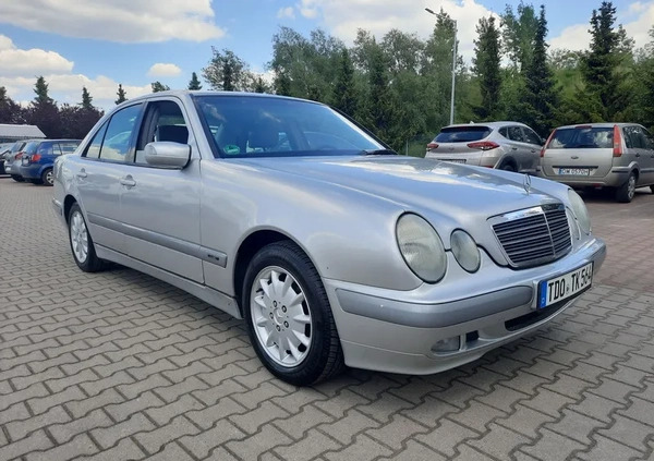 Mercedes-Benz Klasa E cena 9900 przebieg: 222000, rok produkcji 1999 z Leżajsk małe 232